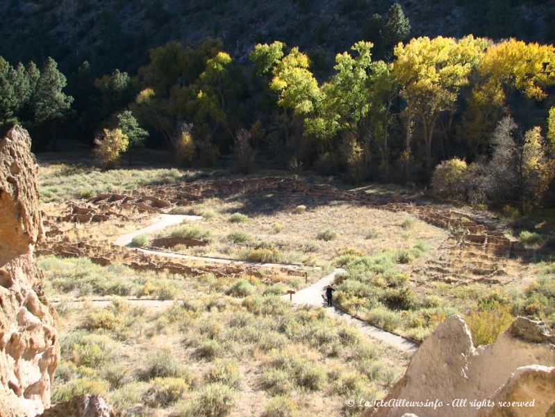 Les ruines du village Tyuonyi, construit en cercle autour des kivas