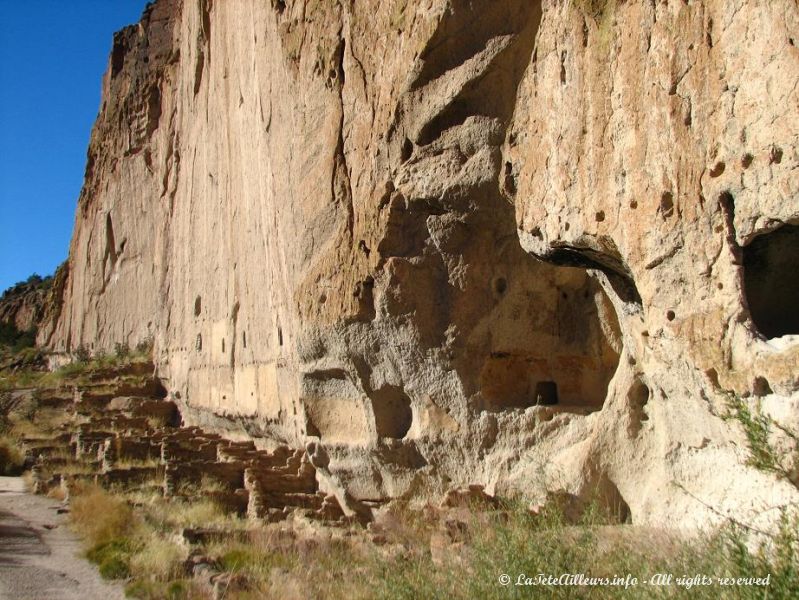 Les ruines du village Long House, contruit sur le flanc de la falaise