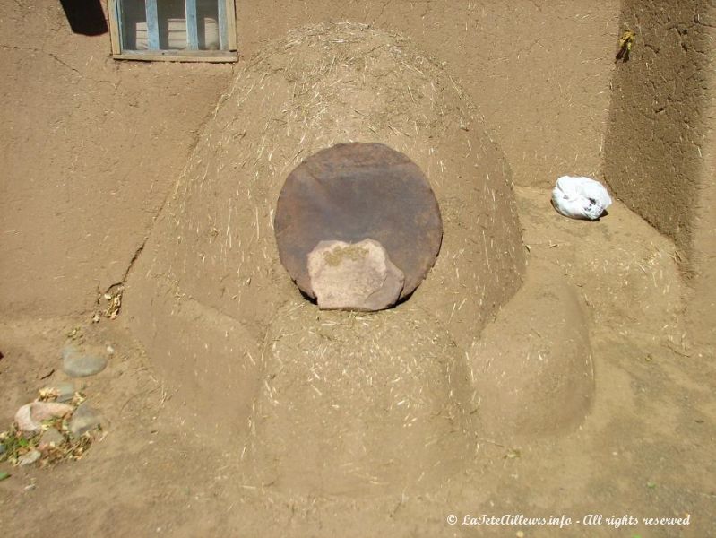 Les fours sont egalement fait de ce melange de terre et de paille appele ''adobe''