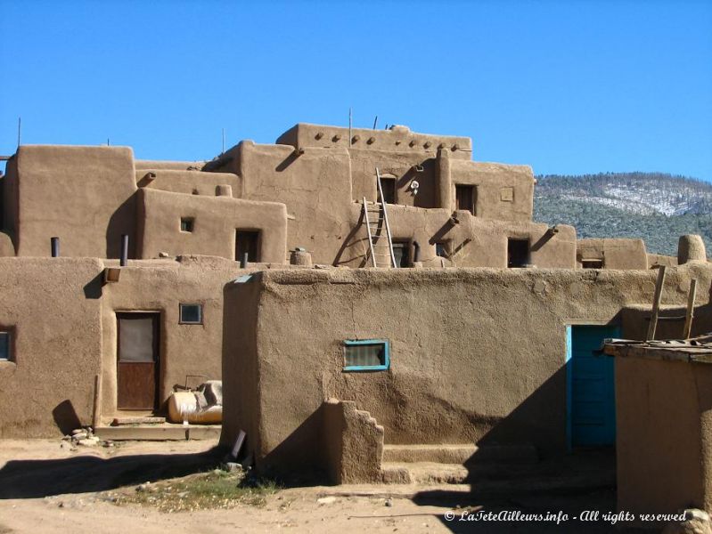 Plusieures familles vivent dans ces maisons a etages