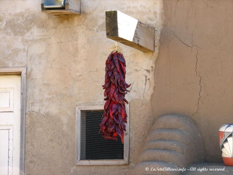 Devant les maisons pendent souvent des grappes de piments