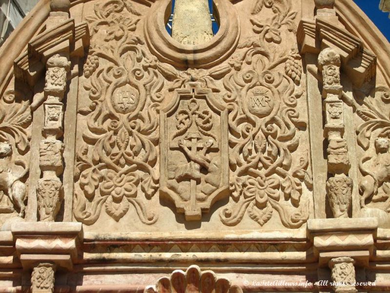 Le fronton de l'eglise de San Xavier