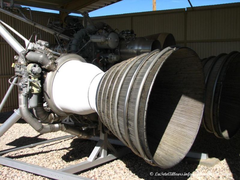 Les enormes moteurs du premier mniveau du missile Titan II