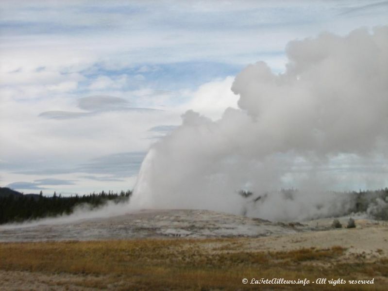 Old Faithful, le plus connu et previsible des geysers de Yellowstone