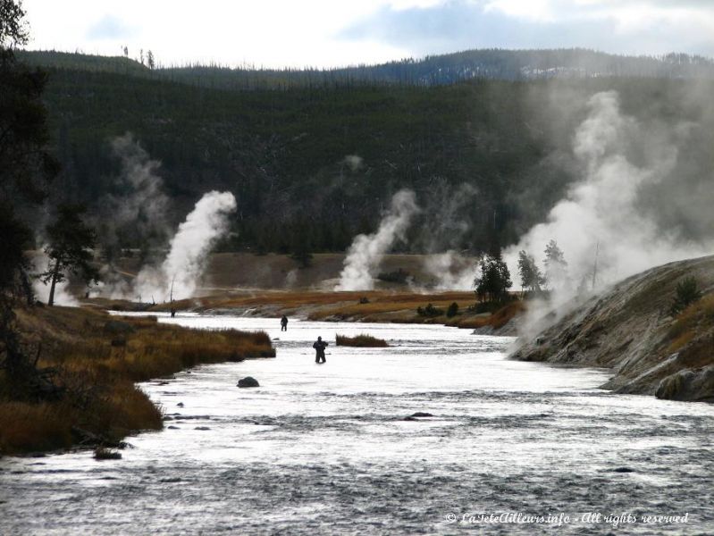 Des pecheurs a la mouche au Midway Geyser Basin