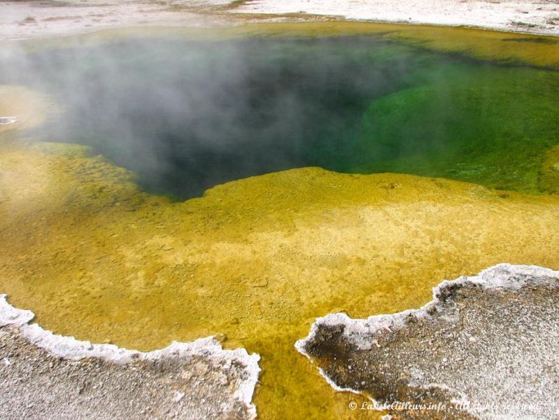 La superbe Emerald Pool, au Black Sand Basin