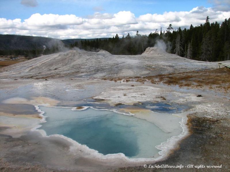 La Heart Spring devant le Lion Group, a l'Upper Geyser Basin