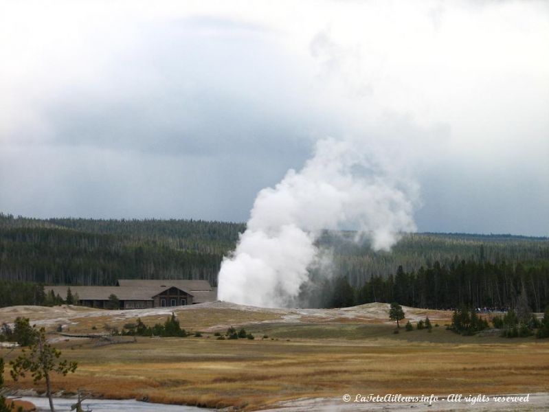 Old Faithful de nouveau en eruption, 3h apres la derniere