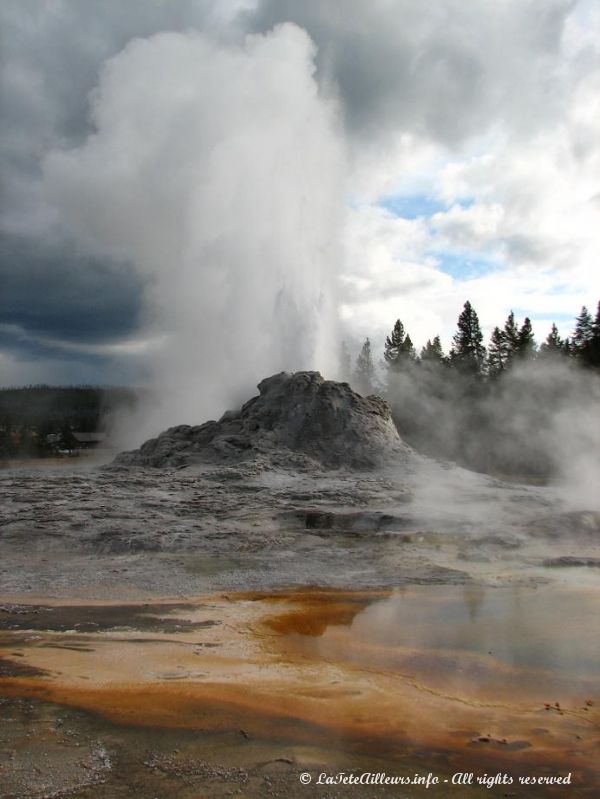 Castle Geyser en pleine eruption !