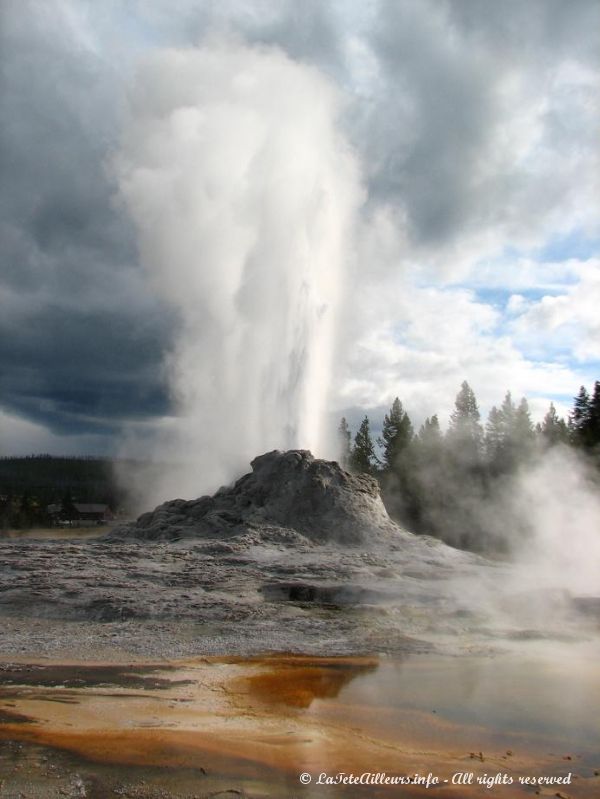 Castle Geyser en pleine eruption !