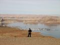 Rebecca devant le lac Powell et la Wahweep Marina