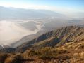 Le promontoire offre une vue saisissante sur les deserts de sel