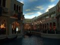 Un faux ciel bleu recouvre Venise, la place Saint-Marc, les gondoles, genial !