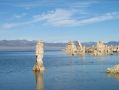 D'impressionnantes concretions calcaires emergent des eaux du lac