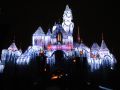 La nuit, le chateau de conte de fées s'illumine