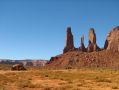 Une maison traditionnelle indienne devant les Three Sisters