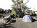 On plante la tente au milieu de la lave !