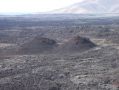 Des cones d'anciens volcans emergent de cette mer de lave