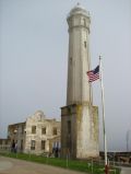 Le phare d'Alcatraz guidant les bateaux dans la presque perpetuelle brume de la baie