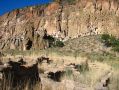 Les ruines d'un ancien village anasazi devant la falaise elle aussi habitee
