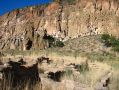 Les ruines d'un ancien village anasazi devant la falaise elle aussi habitee