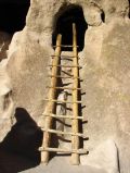 Des echelles permettent d'acceder aux grottes ou vivaient les Anasazis