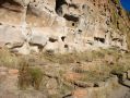 Les nombreux trous dans la roche temoignent des emplacements des anciens poteaux de bois€