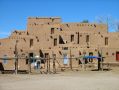 Dans ces grandes maisons carrees faites en adobe, a chaque famille une porte