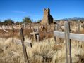 Le cimetiere de Taos Pueblo et ses tombes toutes tournees vers le sud