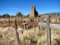 Le cimetiere de Taos Pueblo et ses tombes toutes tournees vers le sud