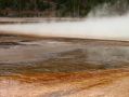 Le Midway Geyser Basin sous la fumee...