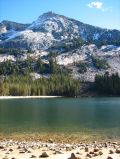 Un joli petit lac de montagne en haut du Tioga Pass