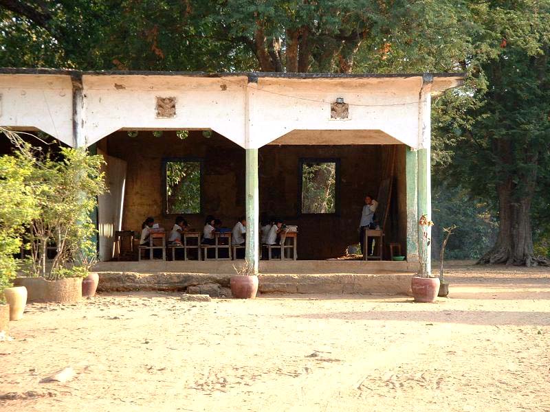 Une école située juste à côté des ruines d'un temple