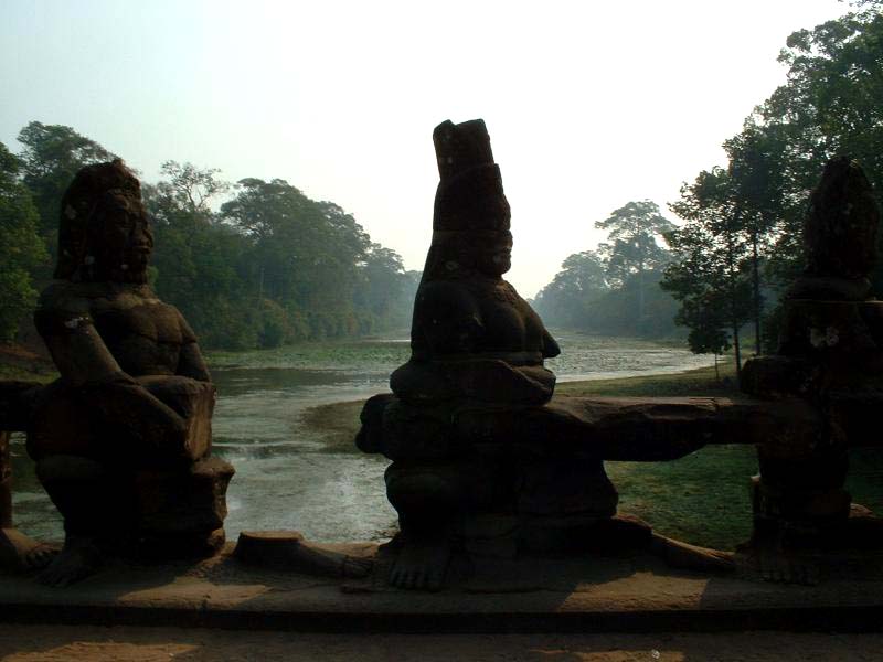 Des statues portent des nagas, dieux serpents et protecteur d'Angkor Thom, la capitale du royaume d'Angkor