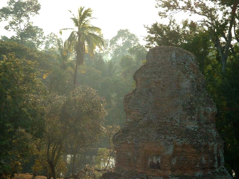 Une tour du Bakong, cernée par la forêt