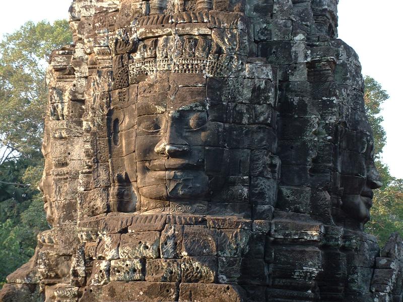 Les tours du Bayon comportent 4 mystérieux visages regardant dans les 4 directions