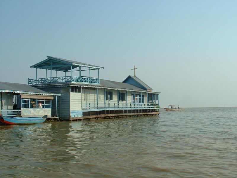 On trouve même une église dans le village flottant !