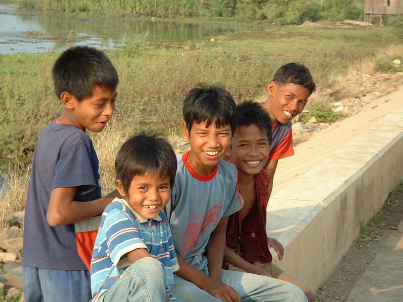 Toujours un sourire de la part des enfants, intrigués par notre présence dans ce coin de campagne