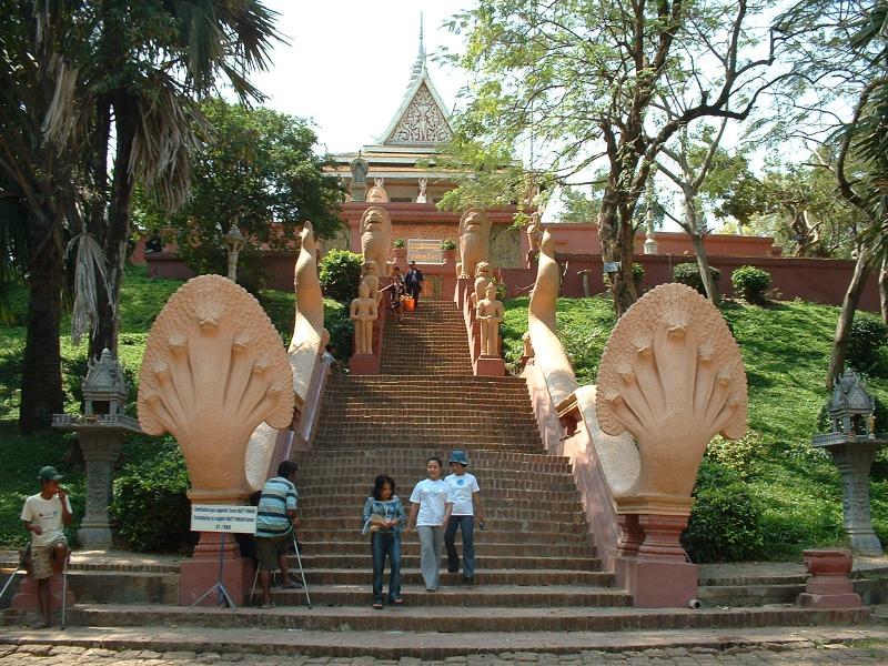 De nombreux mendiants estropiés par les mines attendent les dons au pied du Wat Phnom