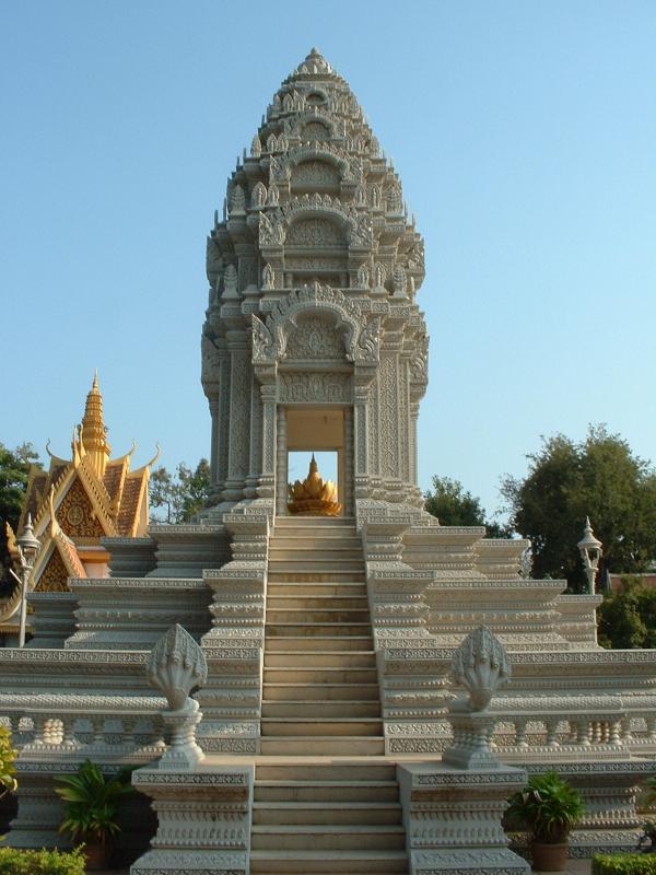 Un chedi près de la pagode d'Argent