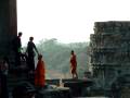 De nombreux moines viennent à Angkor pour apprendre l'anglais auprès des touristes