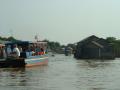Des bateaux de touristes partent voir le village flottant