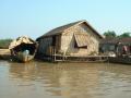 Depuis le bateau, on observe les maisons sur le bord