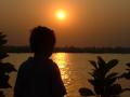 Coucher de soleil sur le lac Boeng Kak, les enfants aussi savent apprécier