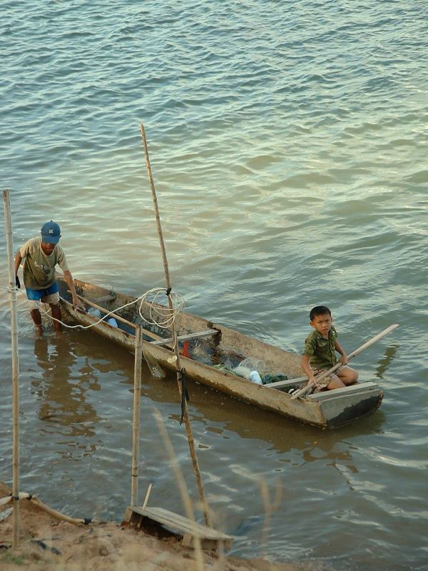 Deux enfants revenant de la pêche