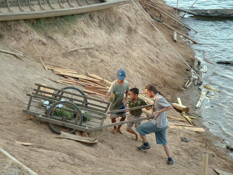 Heureusement que nous étions là pour les aider à remonter leur cariole