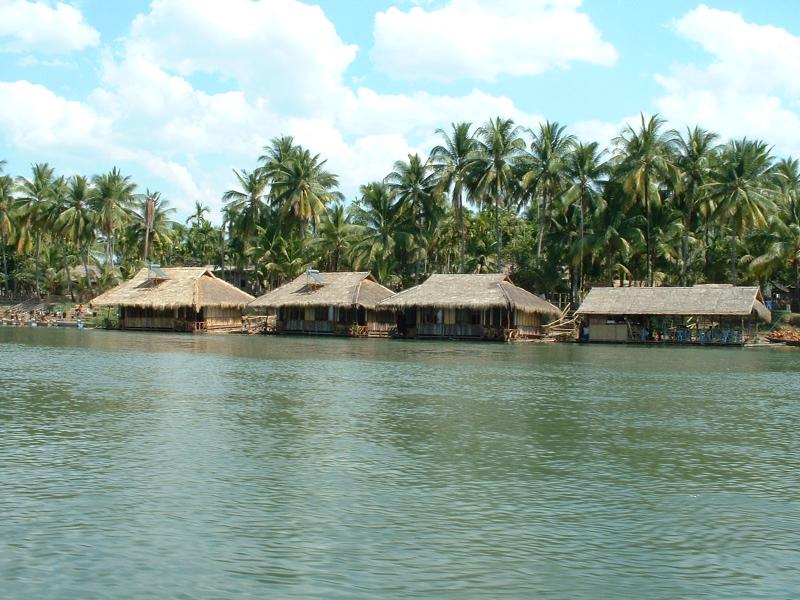 Les bungalows semblent flotter sur l'eau