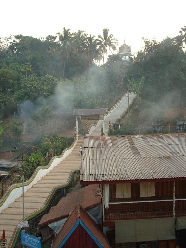 Le long escalier naga menant au Wat de Houeisai