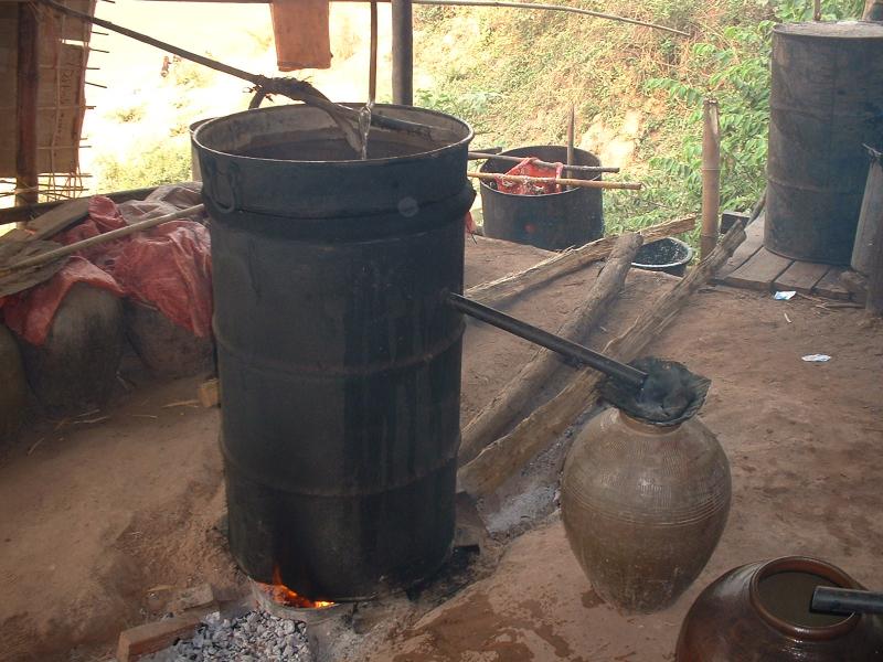 A Ban Xanhai, on distille le vin de riz pour produire le lao lao, le whisky local