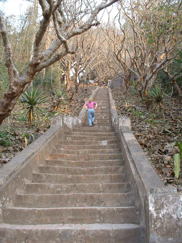 L'escalier menant au mont Pousi